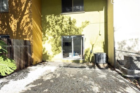 House in Opa-locka, Florida 3 bedrooms, 116.41 sq.m. № 1991101 - photo 3