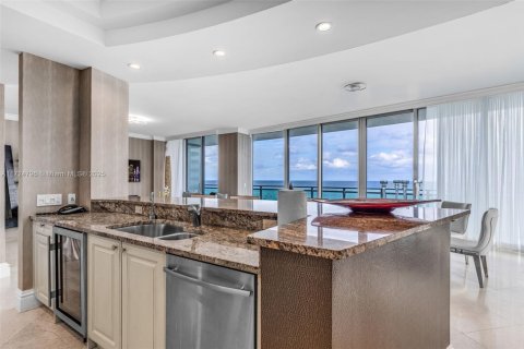 Copropriété à louer à Bal Harbour, Floride: 2 chambres, 198.44 m2 № 1860544 - photo 19