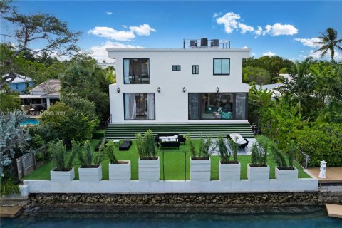 House in Miami Beach, Florida 4 bedrooms, 291.43 sq.m. № 2011020 - photo 1