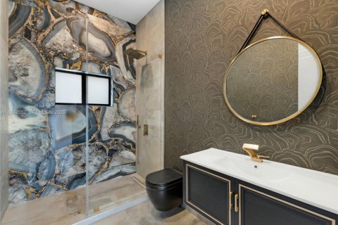 House in Miami Beach, Florida 4 bedrooms, 291.43 sq.m. № 2011020 - photo 21