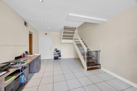 Condo in Miami, Florida, 2 bedrooms  № 1881922 - photo 8