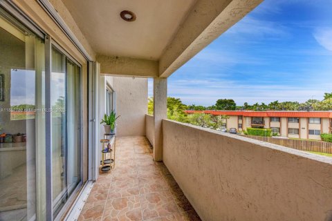 Condo in Miami, Florida, 2 bedrooms  № 1881922 - photo 15