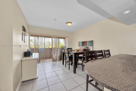 Condo in Miami, Florida, 2 bedrooms  № 1881922 - photo 13