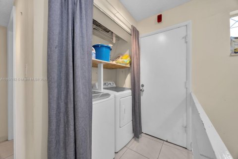Condo in Miami, Florida, 2 bedrooms  № 1881922 - photo 23