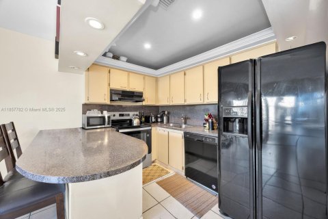 Condo in Miami, Florida, 2 bedrooms  № 1881922 - photo 12