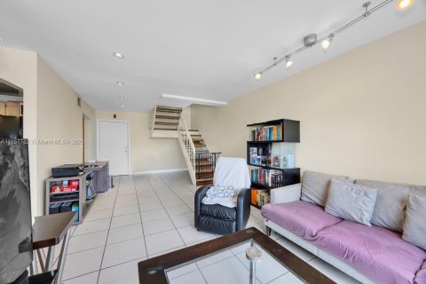 Condo in Miami, Florida, 2 bedrooms  № 1881922 - photo 9