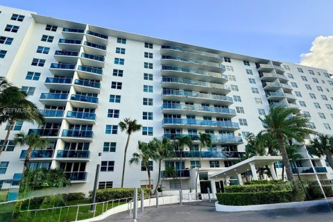 Copropriété à vendre à North Bay Village, Floride: 1 chambre, 76.64 m2 № 2065945 - photo 5