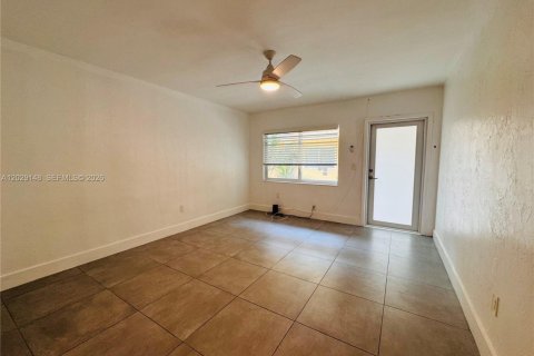 Estudio en el Condominio en Miami Beach, Florida  № 2251071