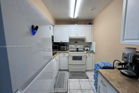 Condo in Miami, Florida, 2 bedrooms № 2171864 - photo 2