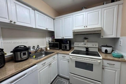 Condo in Miami, Florida, 2 bedrooms № 2171864 - photo 3