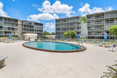 Condo in Atlantis, Florida, 2 bedrooms № 2265410 - photo 2