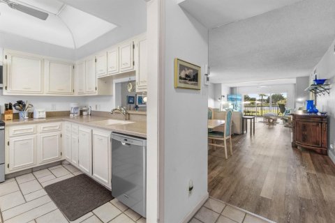 Condo in Atlantis, Florida, 2 bedrooms № 2265410 - photo 9