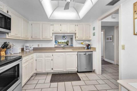 Condo in Atlantis, Florida, 2 bedrooms № 2265410 - photo 8