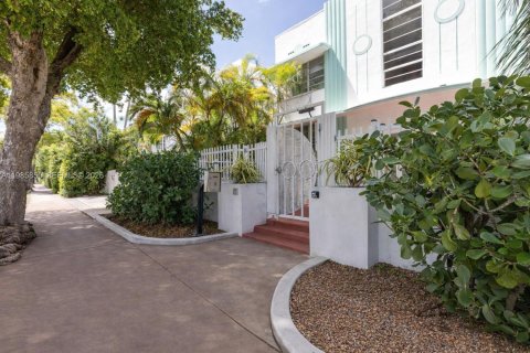 Condo in Miami Beach, Florida, 1 bedroom  № 2051652 - photo 2
