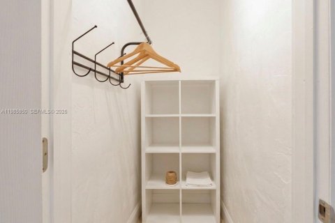 Condo in Miami Beach, Florida, 1 bedroom  № 2051652 - photo 11