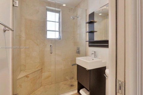 Condo in Miami Beach, Florida, 1 bedroom  № 2051652 - photo 9