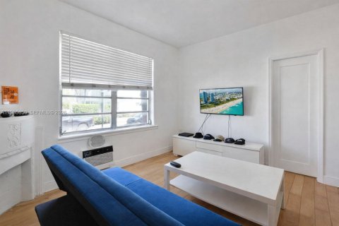 Condo in Miami Beach, Florida, 1 bedroom  № 2051652 - photo 4
