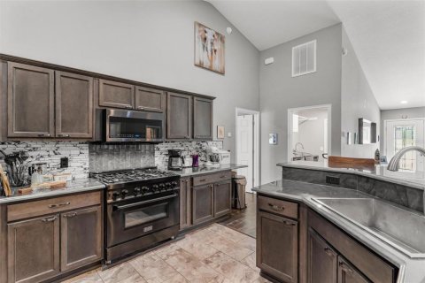House in Lady Lake, Florida 3 bedrooms, 160.81 sq.m. № 1535150 - photo 12