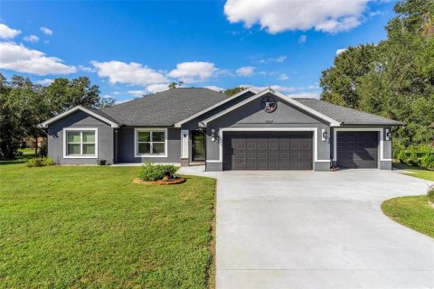 House in Lady Lake, Florida 3 bedrooms, 160.81 sq.m. № 1535150 - photo 1