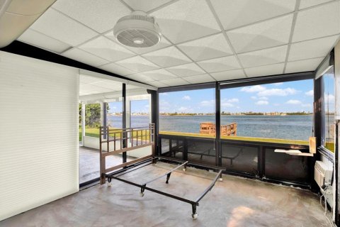 House in Largo, Florida 3 bedrooms, 144 sq.m. № 1876376 - photo 29