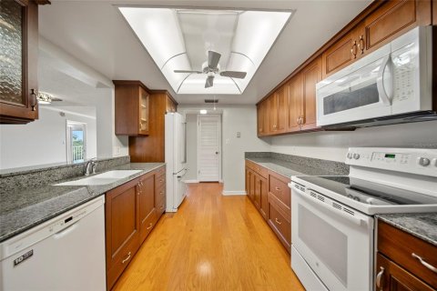 Снять в аренду кондоминиум в Тампа, Флорида 4 комнаты, 111.58м2, № 1673041 - фото 13