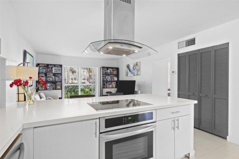 Купить кондоминиум в Ки-Бискейн, Флорида 3 спальни, 102.19м2, № 1934348 - фото 4