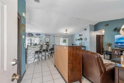 House in Tampa, Florida 3 bedrooms, 130.62 sq.m. № 2283953 - photo 7