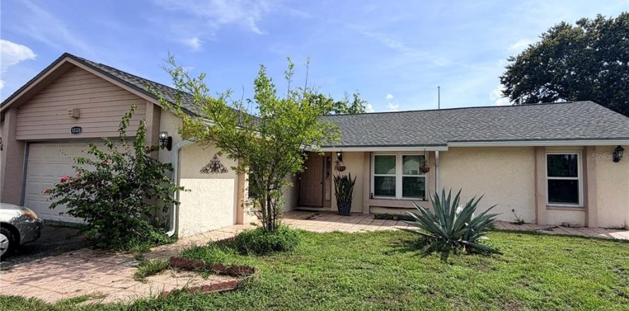 House in Tampa, Florida 3 bedrooms, 130.62 sq.m. № 2283953