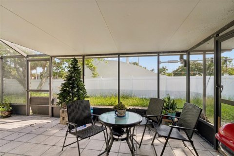 House in Tampa, Florida 3 bedrooms, 130.62 sq.m. № 2283953 - photo 25