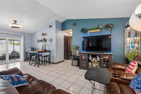 House in Tampa, Florida 3 bedrooms, 130.62 sq.m. № 2283953 - photo 11