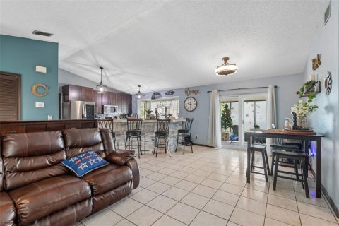 House in Tampa, Florida 3 bedrooms, 130.62 sq.m. № 2283953 - photo 9