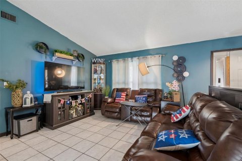 House in Tampa, Florida 3 bedrooms, 130.62 sq.m. № 2283953 - photo 6