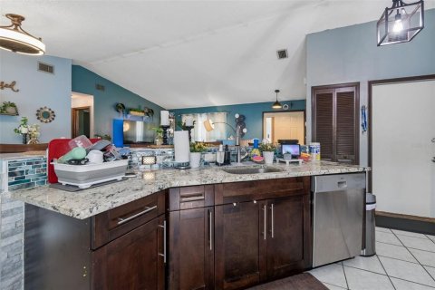 House in Tampa, Florida 3 bedrooms, 130.62 sq.m. № 2283953 - photo 14