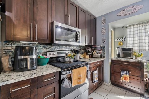 House in Tampa, Florida 3 bedrooms, 130.62 sq.m. № 2283953 - photo 4