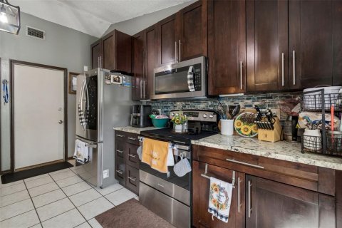 House in Tampa, Florida 3 bedrooms, 130.62 sq.m. № 2283953 - photo 16