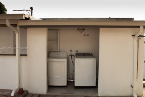 House in Hialeah, Florida 2 bedrooms № 1994313 - photo 6