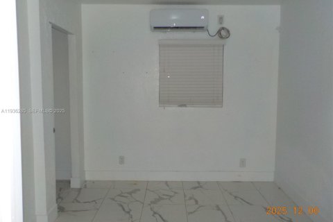 House in Hialeah, Florida 2 bedrooms № 1994313 - photo 3