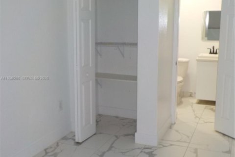 House in Hialeah, Florida 2 bedrooms № 1994313 - photo 2