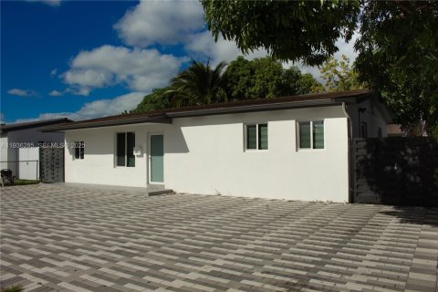 House in Hialeah, Florida 2 bedrooms № 1994313 - photo 1