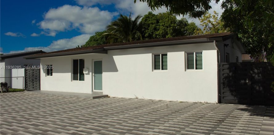 House in Hialeah, Florida 2 bedrooms № 1994313