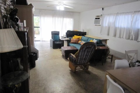 House in Miami, Florida 4 bedrooms, 164.34 sq.m. № 1807873 - photo 11