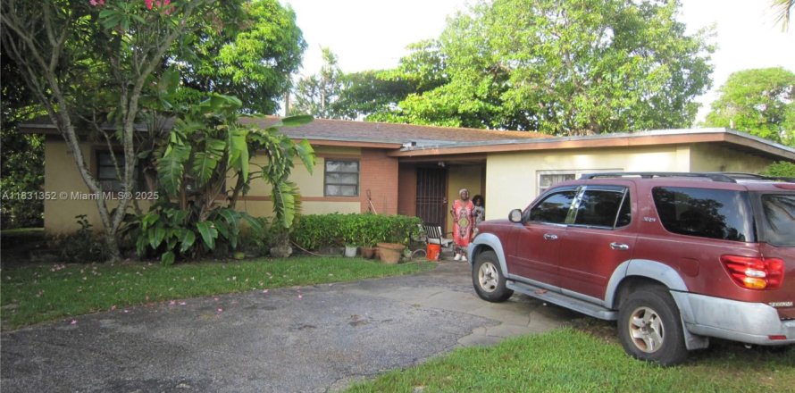 House in Miami, Florida 4 bedrooms, 164.34 sq.m. № 1807873