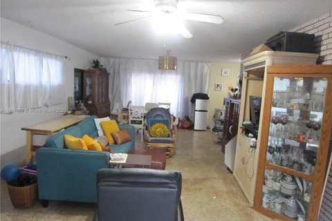 House in Miami, Florida 4 bedrooms, 164.34 sq.m. № 1807873 - photo 13