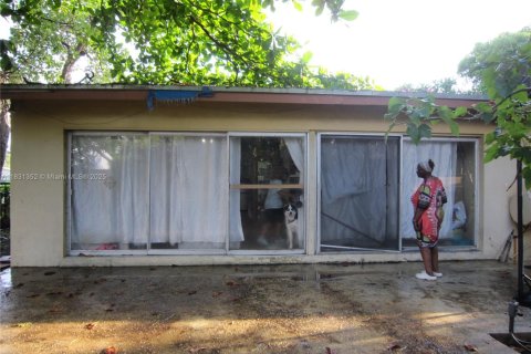House in Miami, Florida 4 bedrooms, 164.34 sq.m. № 1807873 - photo 2