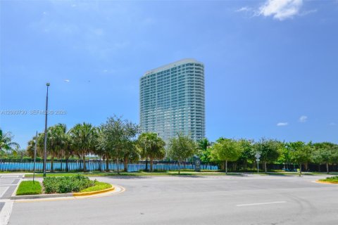 Condo in North Miami, Florida, 1 bedroom  № 2379978 - photo 5