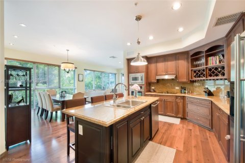 Condo in Miami, Florida, 3 bedrooms № 2075258 - photo 2