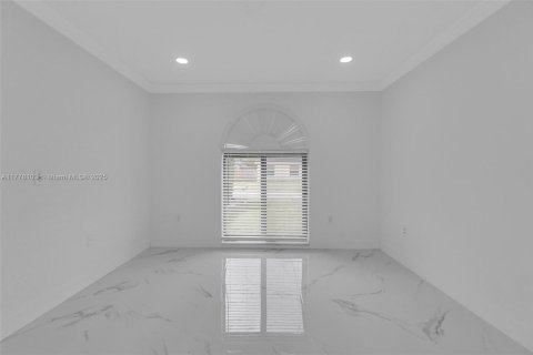 Casa en venta en Miami, Florida, 5 dormitorios, 236.53 m2 № 1707926 - foto 18