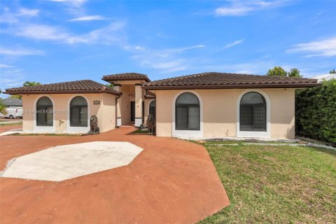 Casa en venta en Miami, Florida, 5 dormitorios, 236.53 m2 № 1707926 - foto 3