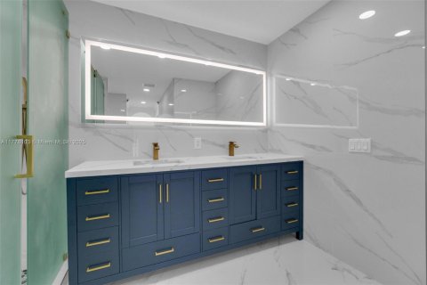 Casa en venta en Miami, Florida, 5 dormitorios, 236.53 m2 № 1707926 - foto 16