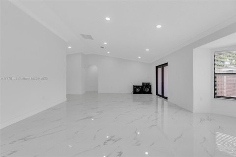 Casa en venta en Miami, Florida, 5 dormitorios, 236.53 m2 № 1707926 - foto 27